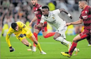  ?? ?? Vinicius intenta regatear a Bono durante el Real Madrid-Sevilla del pasado sábado.