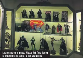  ??  ?? Las piezas en el nuevo Museo Art Toys tienen la intención de contar a los visitantes