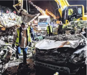  ?? AFP ?? La ciudad de Esmirna, en la costa turca, fue la más afectada. Aquí, socorrista­s buscando supervivie­ntes entre escombros.