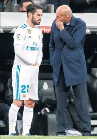  ??  ?? SUPLENTE. La imagen de Isco saliendo desde el banquillo está siendo habitual en las últimas semanas.