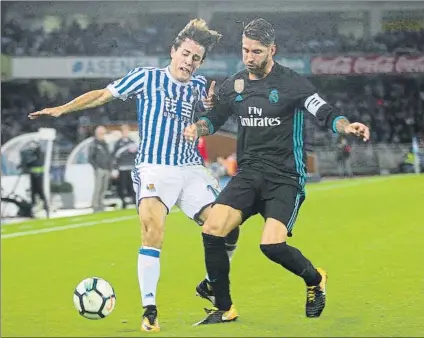  ?? FOTO: UNCITI ?? Álvaro Odriozola resiste el pulso de Sergio Ramos en el partido de la primera vuelta disputado en Anoeta con triunfo para el Madrid