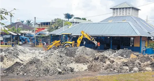  ?? PHOTO BY GARETH DAVIS SR ?? Heavy-duty equipment carries out excavation work at the Musgrave Market site in Port Antonio, Portland.