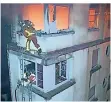  ?? FOTO: DPA ?? Feuerwehrl­eute bei dem Pariser Hausbrand im Einsatz.