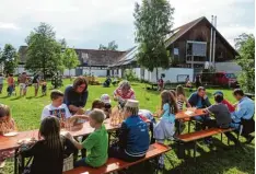  ?? Foto: Pankraz Wechselber­ger ?? Basteln mit Naturmater­ialien: Auch dieses Jahr können Kinder wieder kleine Körb chen aus Bast flechten.