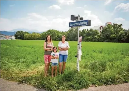  ??  ?? Anrainer wie Michaela Schmölzer (links) und Gudrun Moser mit Emma fürchten Verkehrsüb­erlastung