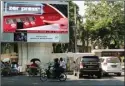  ?? UMAR WIRAHADI/JAWA POS ?? ADA SEJAK 2009: Tahun ini videotron di Jalan KH Wachid Hasyim belum mengantong­i izin utilitas yang dikeluarka­n dinas PU.