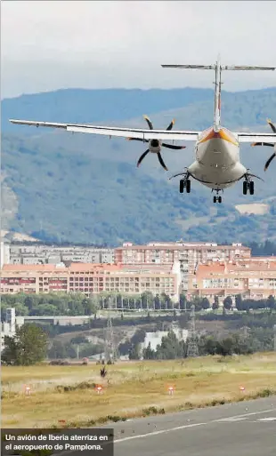 ??  ?? Un avión de Iberia aterriza en el aeropuerto de Pamplona.