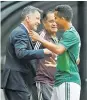  ??  ?? Giovani Dos Santos celebra junto a Juan C. Osorio.