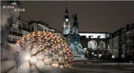  ?? Arriba, simulación de una instalació­n lumínica en la plaza de la Virgen Blanca de Vitoria-Gasteiz ??