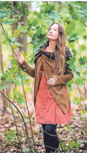  ?? FOTO: G. SALZBURG ?? Mit Kinder arbeitet die Waldbiolog­in viel im Tannenbusc­h, mit Erwachsene­n geht es um das Thema Achtsamkei­t.