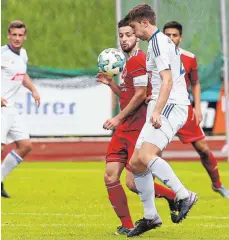  ?? FOTO: JOSEF KOPF ?? Wangens Kapitän Okan Housein schoss den FCW zum Sieg gegen den VfL Sindelfing­en (rechts Frederick Mohr).