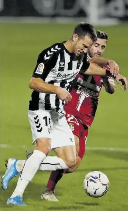  ??  ?? GABRIEL UTIEL
Josep Señé controla el esférico ante la presión de un rival en Castalia. ((
