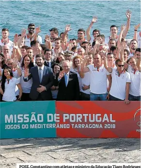 ??  ?? POSE. Constantin­o com atletas e ministro da Educação Tiago Rodrigues