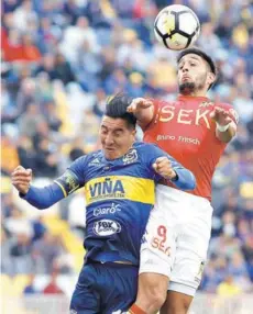  ??  ?? ► Suárez (izquierda) y Figueroa pelean un balón.