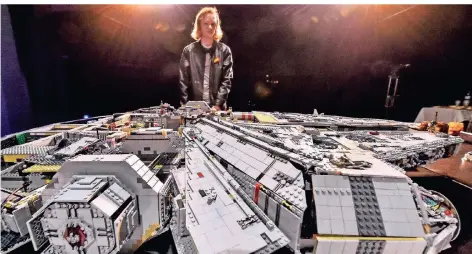  ?? FOTO: IMAGO IMAGES ?? Groß war ihm nicht groß genug: Der Tscheche Radek Popik baute ein „Millennium Falcon“-Raumschiff aus 75.000 Legosteine­n, 1,70 Meter lang.