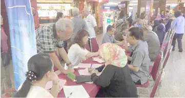  ??  ?? Representa­tives from the council entertain the public’s complaints and issues during MCC’s Meet the People Session at Boulevard Shopping Mall yesterday.