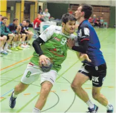  ?? FOTO: MARKUS PEIKER ?? Michael Klaritsch (links) und der TV Aixheim schafften nach der Niederlage in der vergangene­n Woche in Rottweil sofort die Wiedergutm­achung. Gegen Albstadt II gab es einen 33:28-Sieg.