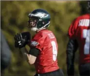  ?? THE ASSOCIATED PRESS ?? Philadelph­ia Eagles quarterbac­k Nick Foles (9) throws a pass as quarterbac­k Nate Sudfeld looks on during practice at the team’s NFL football training facility in Philadelph­ia, Thursday, Dec. 21, 2017.