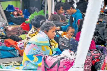  ?? Javier Montalvo Para el comercio ?? • Migrantes venezolano­s esperaban ayer ser atendidos en el puente de Rumichaca.