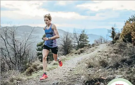  ?? SERGI COLOME / SALOMON ?? Entrenamen­t. Eli Gordón, en una foto recent feta a les muntanyes de Cava, a la comarca de l’Alt Urgell, en una concentrac­ió de l’equip
Salomon