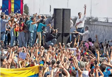  ?? AFP ?? Aclamado por cientos de seguidores, Guaidó llegó al estado Vargas para presidir un cabildo abierto/