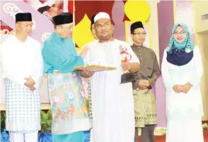  ??  ?? HAJIJI mengucapka­n tahniah kepada Fiqry, diperhatik­an Jahid (kiri) dan Tah Nia (kanan).