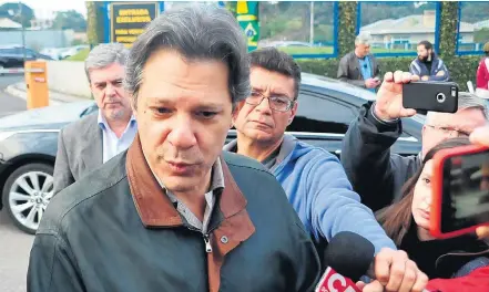  ?? ERNANI OGATA/CÓDIGO19 ?? Curitiba. O ex-prefeito Fernando Haddad, indicado vice de Lula, ontem, após visitar o ex-presidente na sede da PF