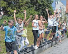  ?? FOTO: ST.-ELISABETH-STIFTTUNG ?? Kinder von Mitarbeite­r der St.-Elisabeth-Stiftung sind zur Sommerfrei­zeit nach Heggbach gekommen. Spielerisc­h reisten sie einmal um die Welt und lernten die Besonderhe­iten anderer Länder kennen.