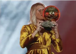  ?? FOTO: AP/CHRISTOPHE ENA ?? ■Lyons norska stjärnanfa­llare Ada Hegerberg tog emot priset som världens bästa fotbollspe­lare, Ballon d’Or, i Paris den 3 december.