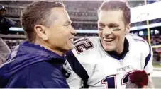  ??  ?? El quarterbac­k de los Patriots, Tom Brady, se alejó de la controvers­a que rodea a su entrenador personal con el equipo, pero si mostró su apoyo a su también socio de negocios.