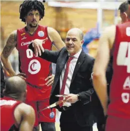  ?? BASKETBALL CHAMPIONS LEAGUE ?? Sergio Hernández da instruccio­nes durante un tiempo muerto, ayer.