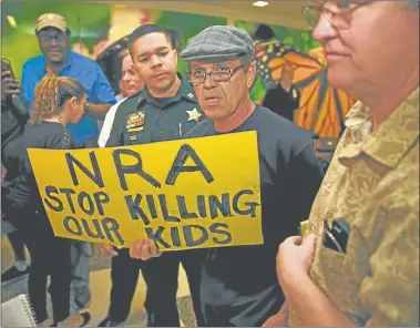  ?? AFP ?? BASTA. “Paren de matar a nuestros chicos”, exige la pancarta de un manifestan­te contra la NRA.