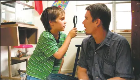  ??  ?? In the blink of an eye: Ellar Coltrane and Ethan Hawke