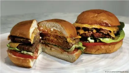  ??  ?? No lo parecen, pero lo son: hamburgues­as veganas