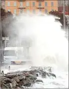  ??  ?? Lundi, le vent très violent risquait de submerger le littoral près de Bastia.