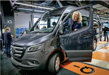  ??  ?? Das ist das erste Modell der dritten Generation des Transporte­rs Sprinter. Gestern lief es im Derendorfe­r Werk vom Band. Monteurin Lisa Klassen fuhr es als erste.