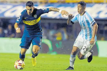  ?? F. DE LA ORDEN ?? Venía decayendo en su nivel. Pavón intenta superar a Aliendro. Jugó mal ante Atlético Tucumán.