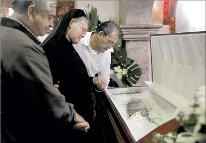  ?? Gary Coronado Los Angeles Times ?? SIBLINGS Pompeyo Tovar Sanchez, left, Sister María del Carmen and Hugo Tovar Sanchez mourn their brother.