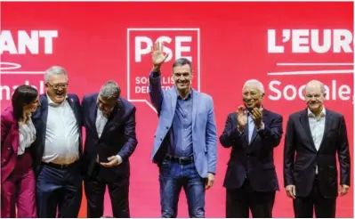  ?? Mauro Scrobogna / La Presse ?? Sánchez saluda ayer en el congreso del PSE, flanqueado, entre otros, por Schmit, Schlein, Scholz y Costa.