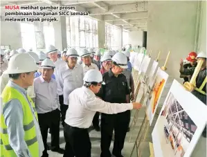  ??  ?? MUSA melihat gambar proses pembinaan bangunan SICC semasa melawat tapak projek.