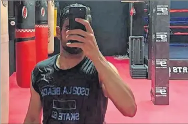  ??  ?? SELFIE. Diego Costa se hace un selfie en el gimnasio de Fernando Torres.