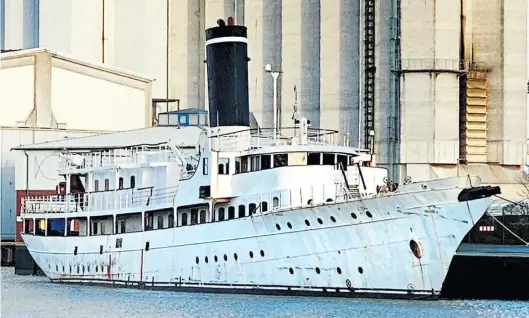  ?? BILD: Ulrich Schlüter ?? Die 1931 unter dem Namen „Argosy“in Kiel gebaute Yacht liegt zurzeit im Braker Binnenhafe­n.