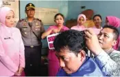  ?? DRIAN BINTANG/JAWA POS ?? PENGHARGAA­N: Ketua YKB Surabaya Diana Rudi Setiawan (kiri) saat mengunjung­i Bambang Sunarno kemarin.