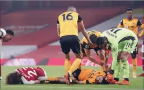  ?? (AFP) ?? Arsenal’s Brazilian defender David Luiz (left) and Wolverhamp­ton Wanderers’ Mexican striker Raul Jimenez lay injured during their English Premier League match in London on Sunday.