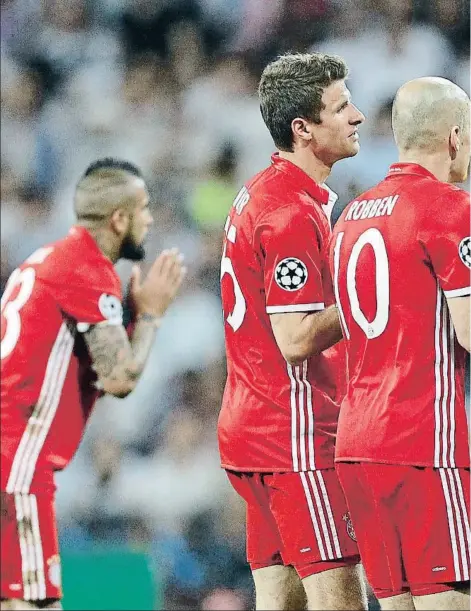  ??  ?? Müller, Robben y Lahm protestan al árbitro la expulsión de Arturo Vidal, anoche