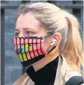  ??  ?? A woman wearing a face mask