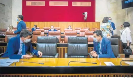  ?? M. J. LÓPEZ / EP ?? Juan Marín y Juanma Moreno, ayer en sus escaños durante el Pleno de la Cámara.