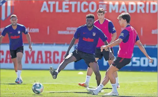  ??  ?? João Félix disputa un balón con Thomas en la sesión del Atlético el jueves, cuando el portugués regresó a los entrenamie­ntos con el grupo.