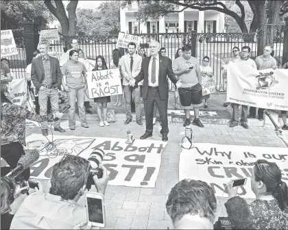  ??  ?? El representa­nte demócrata Lloyd Doggett participó ayer en una protesta en Austin, a las puertas de la casa del gobernador de Texas, Greg Abbott, para condenar la ley contra las ciudades santuarios, que han manifestad­o su rechazo a las políticas...