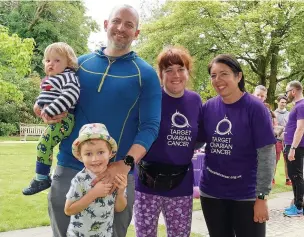  ??  ?? ●●Bex Belton (2nd from the right) enjoys a moment with her family, and close friend, Daisy Dixon (right), after completing a 24hr moveathon